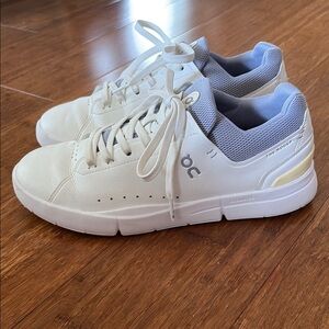 On Clouds THE ROGER, Women’s size 8.5
